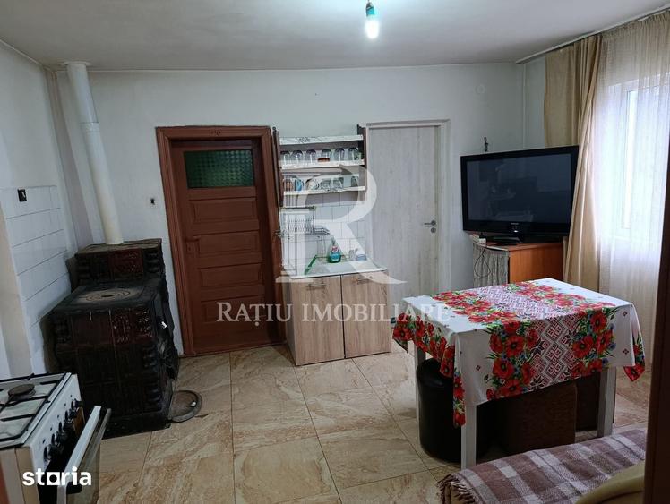 Casă cu 6 camere cu Teren 2300 Mp în Pomezeu