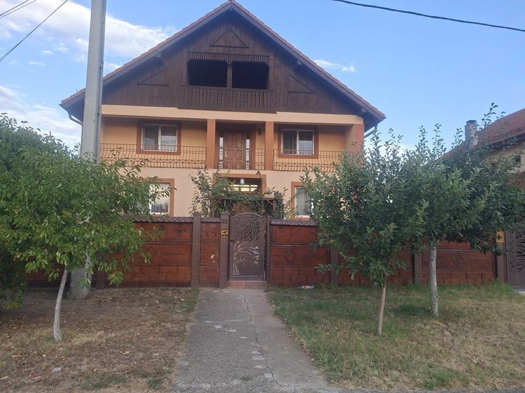 Casă cu 4 camere în Primăverii