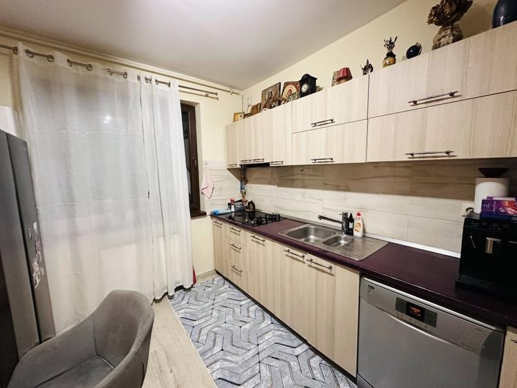 Duplex cu 5 camere cu Canalizare în Roșu