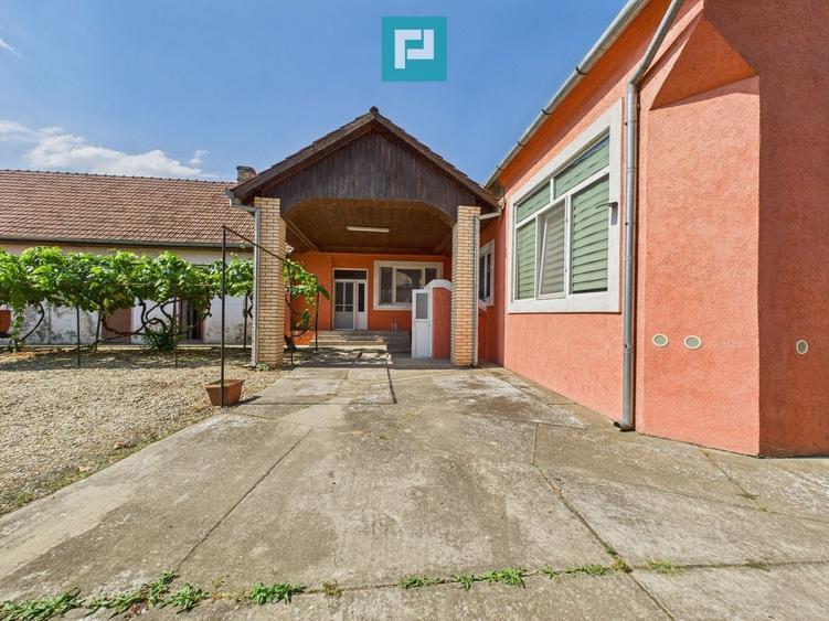 Casă individuală cu 6 camere cu Teren 2712 Mp în Central