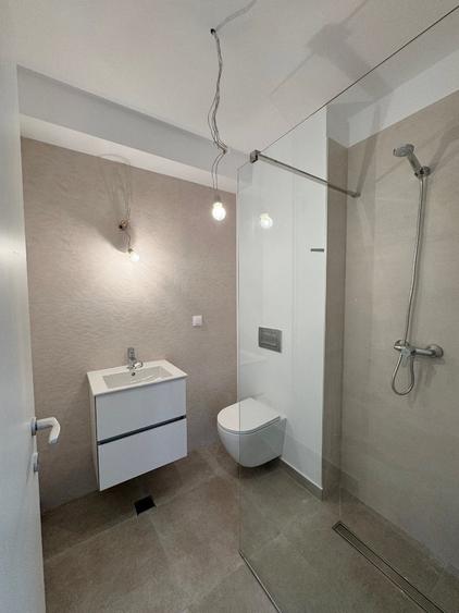 Apartament cu 3 camere semidecomandat în Sisești