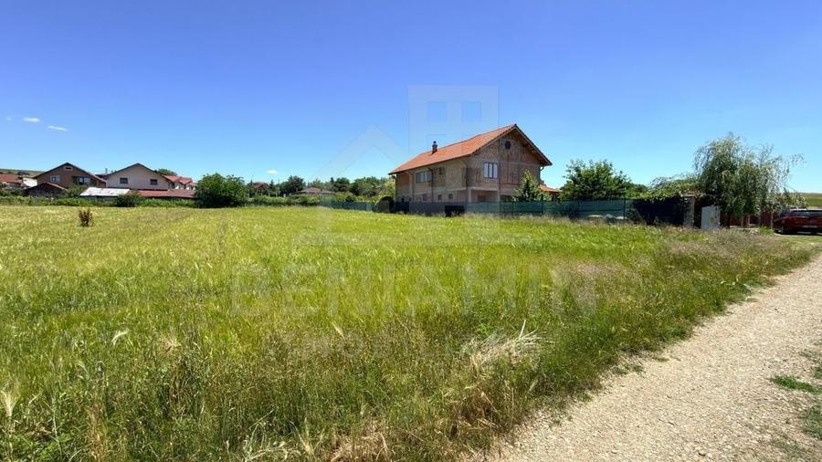 Teren de 1200 mp, în Izvor