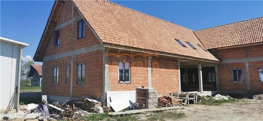 Casă individuală cu 19 camere cu Canalizare în Iclod