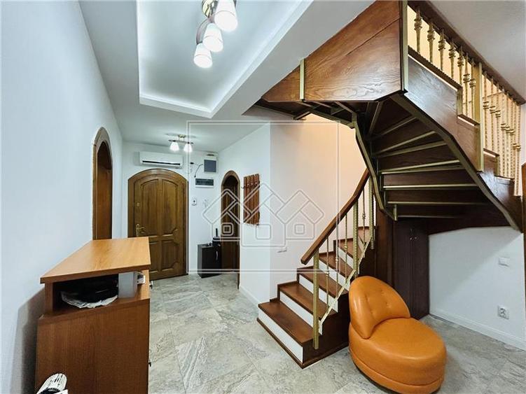 Apartament cu 4 camere decomandat în Sub Arini