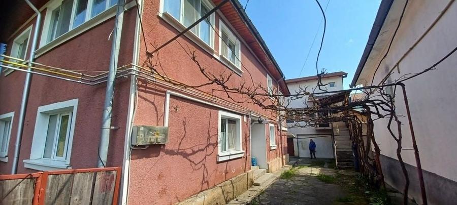 Casă cu 4 camere în Noua