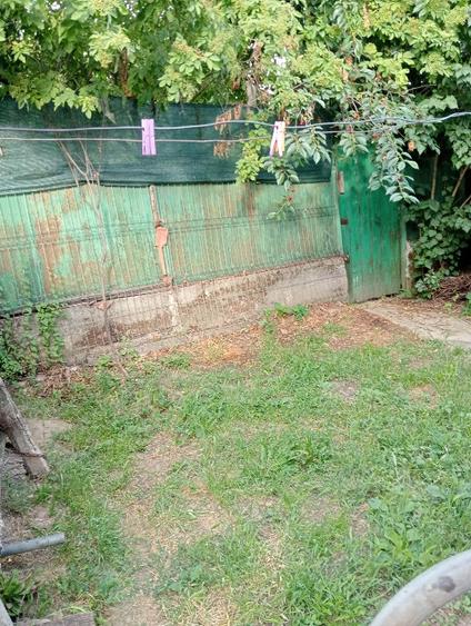 De vânzare teren intravilan cu o casă demolabilă  - 2