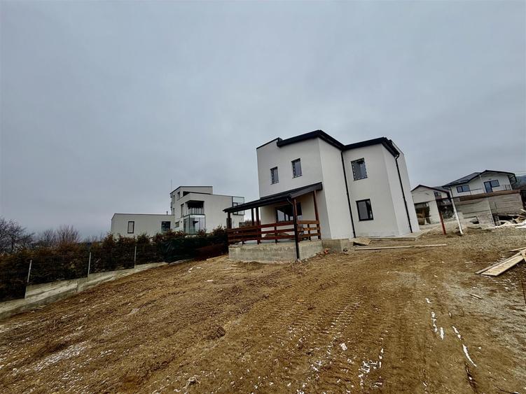 Casă cu 4 camere decomandat cu Teren 500 Mp în Bârnova