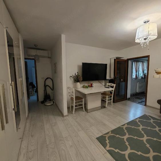 Apartament cu 3 camere decomandat, mobilat în Steaua