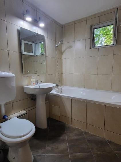 Apartament cu 4 camere semidecomandat, mobilat în Gorjului