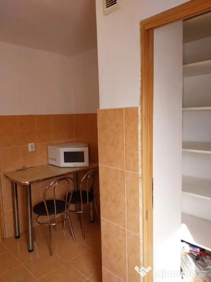 Apartament cu 4 camere decomandat în Confecții