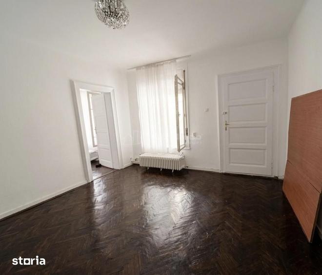 Casă cu 8 camere cu Teren 357 Mp în Central