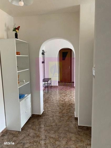 Apartament cu 4 camere semidecomandat în Tineretului