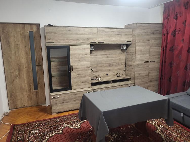 Apartament cu 3 camere semidecomandat în Giulești