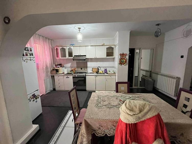 Apartament cu 3 camere în Micro 18