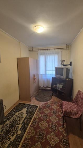Apartament cu 3 camere semidecomandat în Inel II