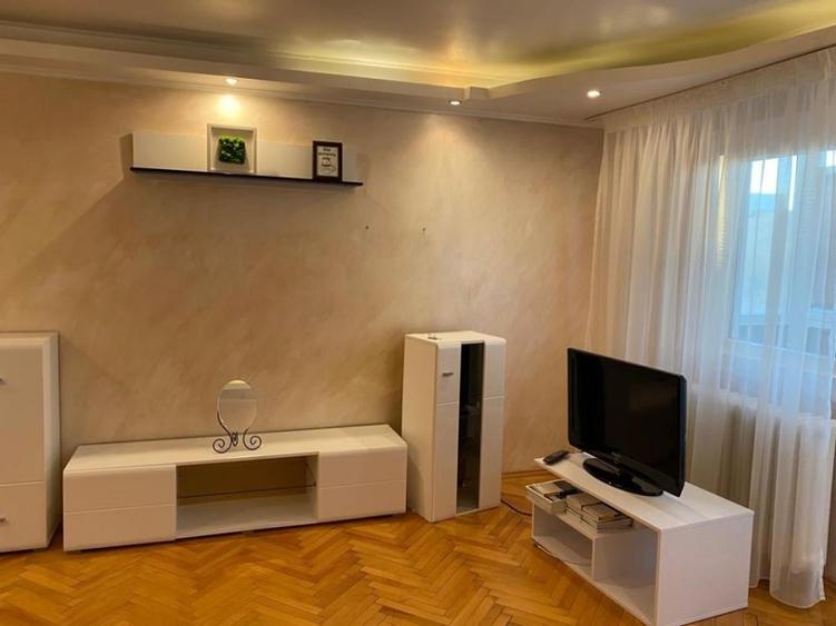 Apartament cu 2 camere decomandat în Polonă