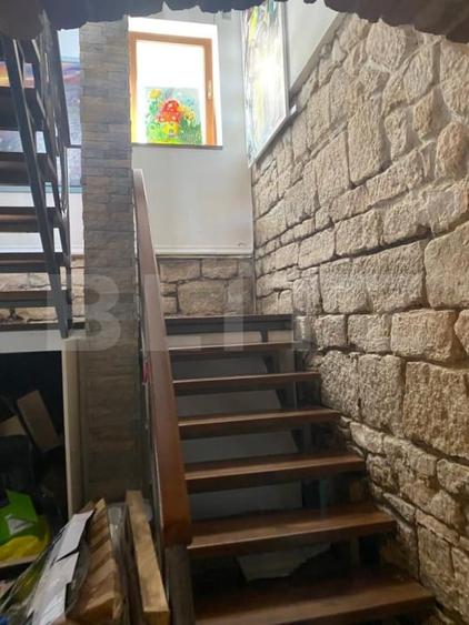 Casă individuală cu 8 camere cu Teren 50 Mp în Central