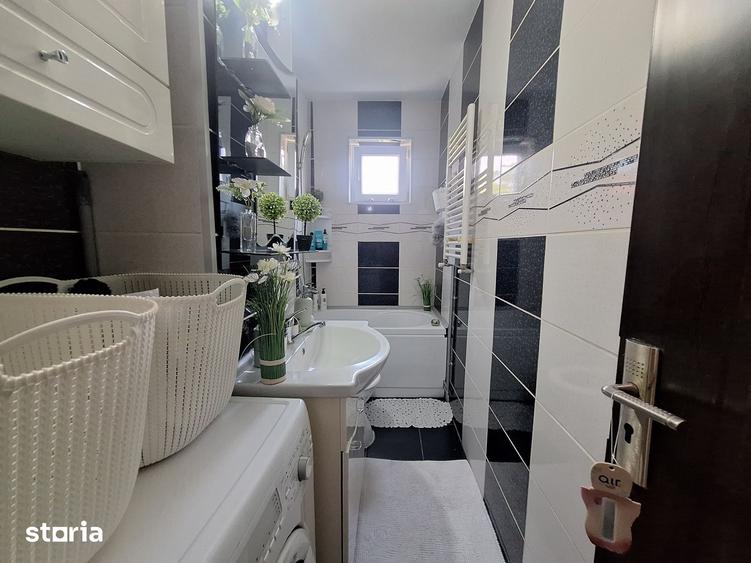 Apartament cu 3 camere semidecomandat în Girocului