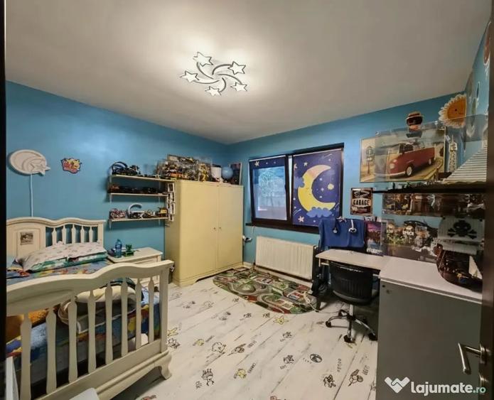 Apartament cu 3 camere decomandat în Uverturii
