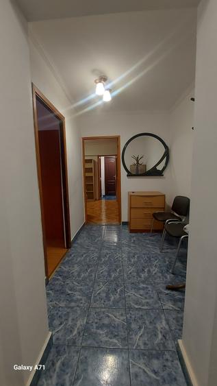 Apartament cu 3 camere semidecomandat, mobilat în Drumul Taberei