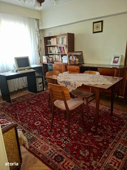 Apartament cu 4 camere decomandat în Rovine