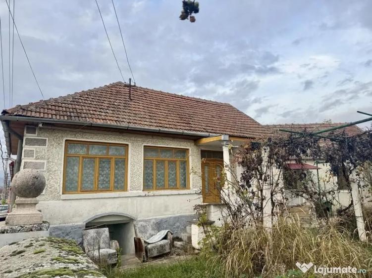 Casă cu 2 camere cu Teren 850 Mp în Uroi