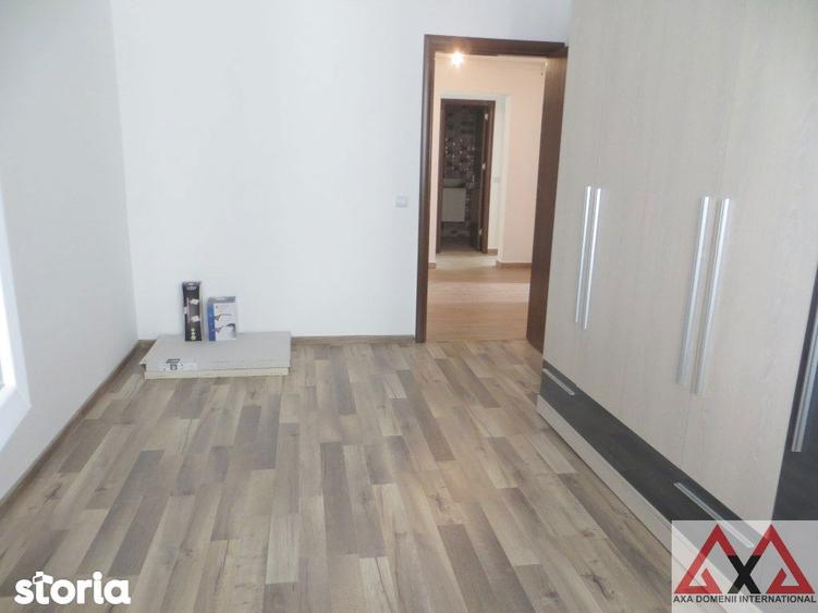Apartament cu 4 camere semidecomandat în Berceni
