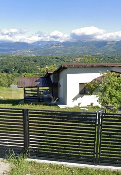 Casă cu 3 camere cu Teren 5000 Mp în Central