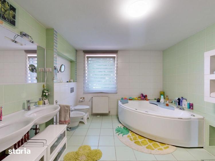 Casă cu 5 camere cu Teren 1104 Mp în Lipovei