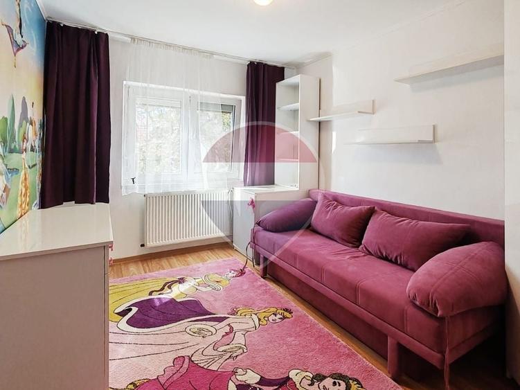 Apartament cu 3 camere semidecomandat, mobilat în Rogerius