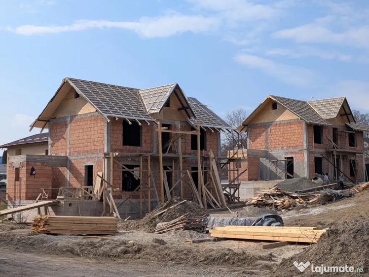 Casă cu 4 camere cu Teren 500 Mp în Măgura