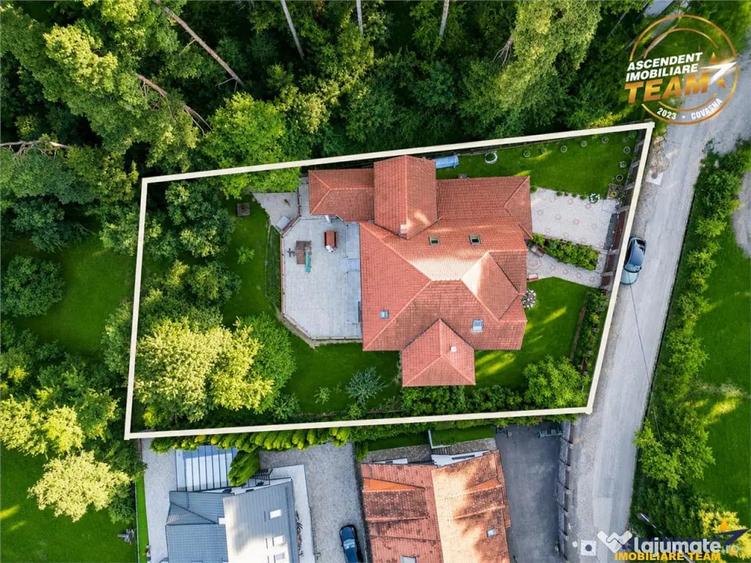 Casă cu 15 camere cu Teren 1398 Mp în Central