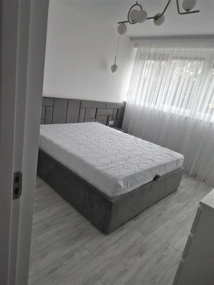 Apartament cu 3 camere semidecomandat, mobilat în Școlilor