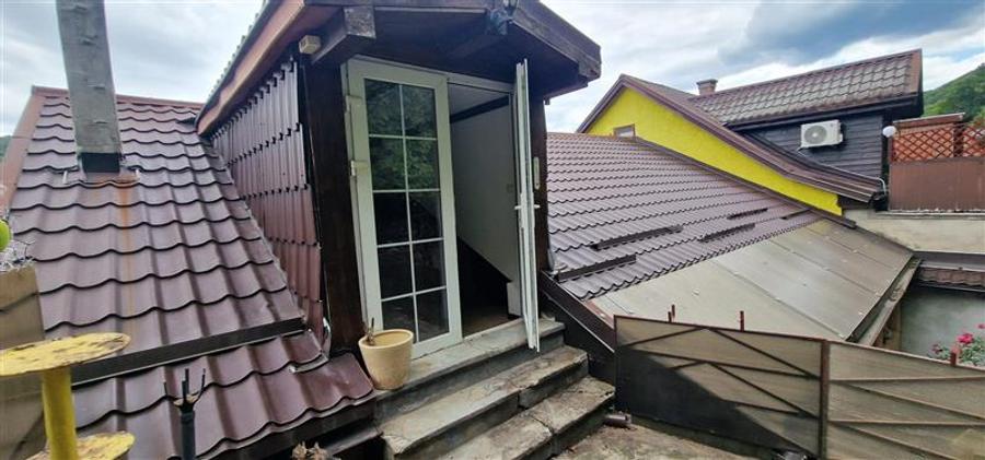 Casă individuală cu 10 camere cu Canalizare în Muncitoresc