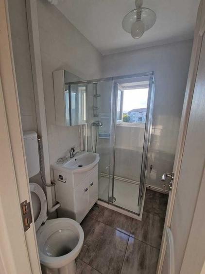 Apartament cu 3 camere semidecomandat în Mioriței