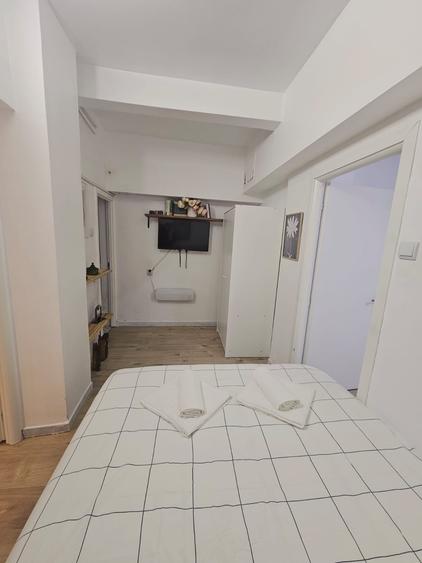 Apartament cu 3 camere nedecomandat, mobilat în Victoriei