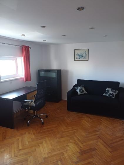 Apartament cu 3 camere semidecomandat în 1 Mai
