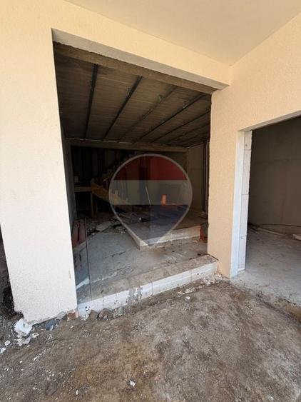 Casă individuală cu 5 camere cu Teren 230 Mp în Central