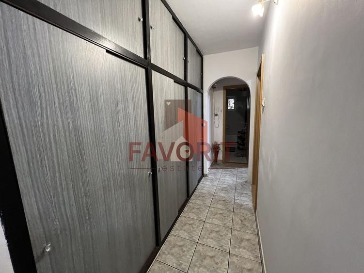 Apartament cu 3 camere decomandat în Aradului
