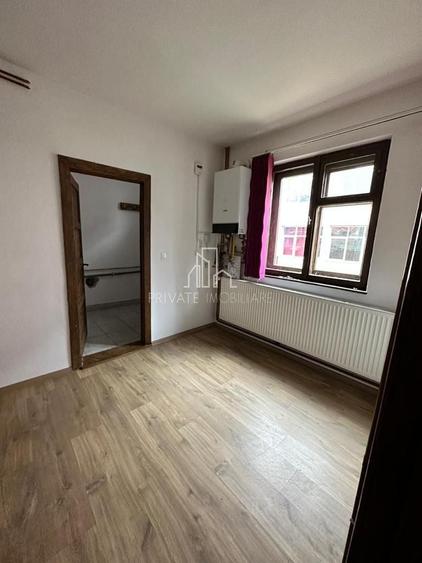 Casă individuală cu 5 camere cu Canalizare în Central