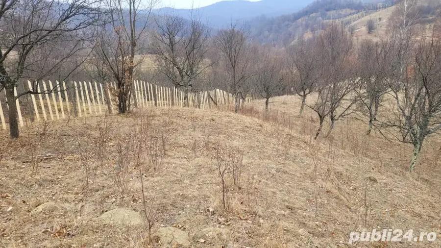Teren de 2100 mp, în Podul Vadului