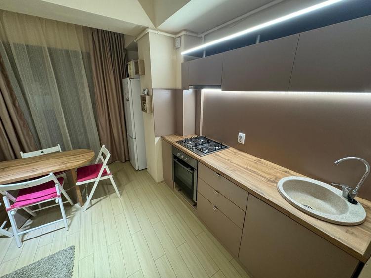 Apartament cu 2 camere semidecomandat, mobilat în Decebal