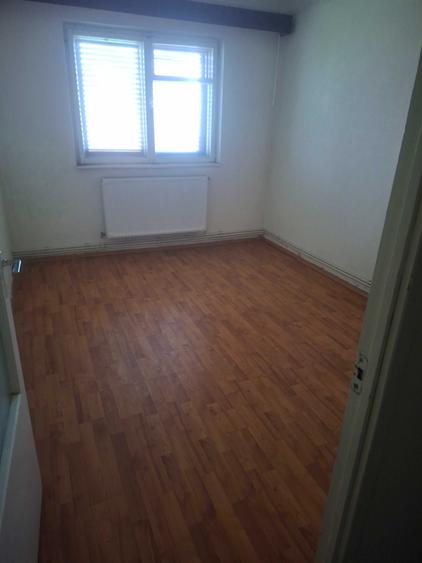 Apartament cu 3 camere decomandat în Sud