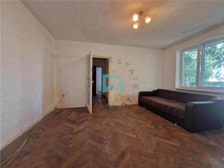 Apartament cu 3 camere semidecomandat în Tractorul