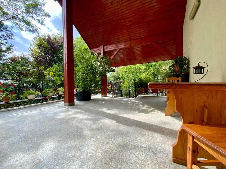 Casă cu 4 camere decomandat cu Teren 2000 Mp în Central