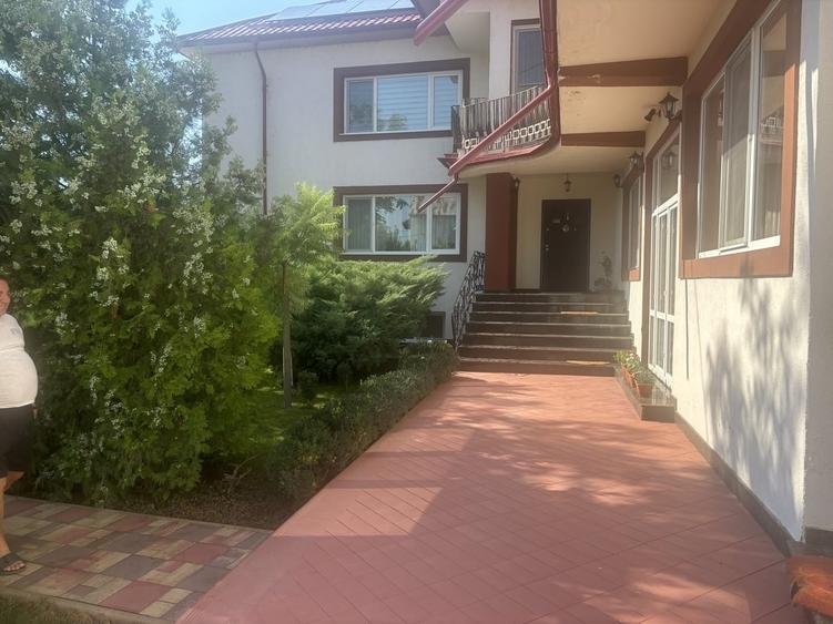 Casă cu 7 camere cu Teren 1000 Mp în Central