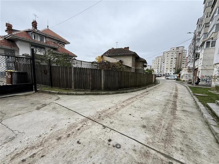 Casă cu 5 camere cu Teren 384 Mp în Banca Națională