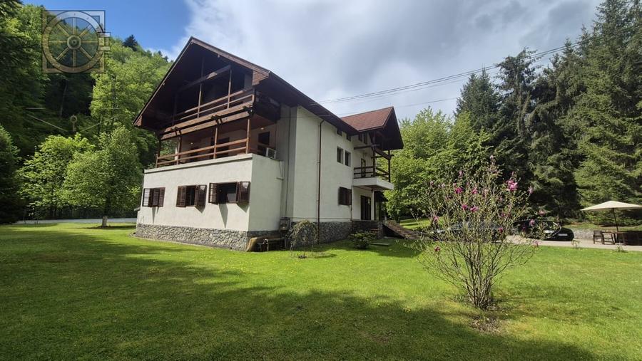 Casă individuală cu 12 camere cu Canalizare în Calea Moroieni