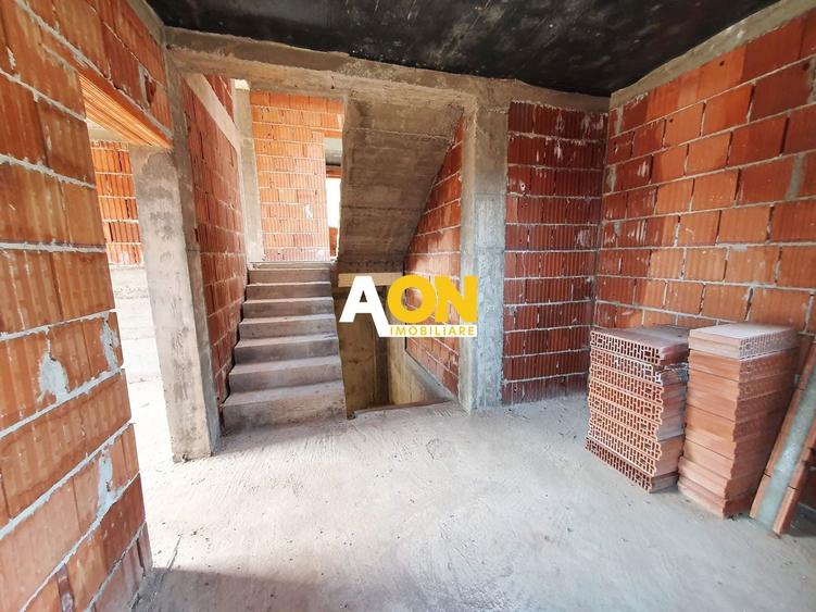 Casă individuală cu 6 camere cu Canalizare în Cetate