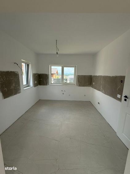 Casă cu 4 camere cu Teren 420 Mp în Valea Adâncă